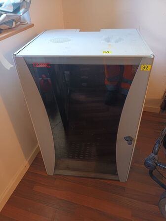 Rackskab med indbygget blæser og diverse hylder CUBIC