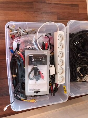 2 kasser Div. Kabler til AV udstyr og PC 