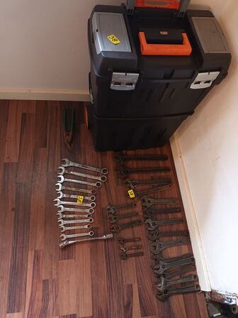 Værktøjsvogn BAHCO og diverse svensknøgler, ring og gaffelnøgler samt oliesuger