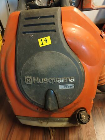 6 stk. kædesave HUSQVARNA, 1 stk. kapsav og 1 stk. løvblæser