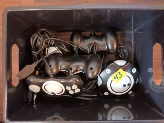 2 stk. Spilkonsoller 1 stk. PLAYSTATION og en ukendt, samt diverse spil.