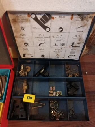 Sortimentskasser med bla. Bremsedele og clips til ældre biler, skruer og møtrikker