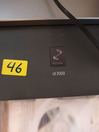 A3 printer og trådløse høretelefoner