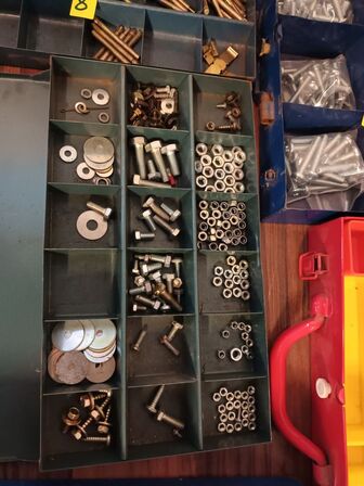 Sortimentskasser med bla. Bremsedele og clips til ældre biler, skruer og møtrikker