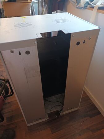 Rackskab med indbygget blæser og diverse hylder CUBIC