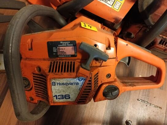 6 stk. kædesave HUSQVARNA, 1 stk. kapsav og 1 stk. løvblæser