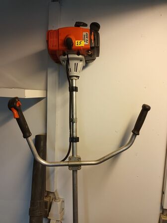 5 stk. Kædesave STILL, 1 stk. græstrimmer, 4 stk. kædesave og trimmer