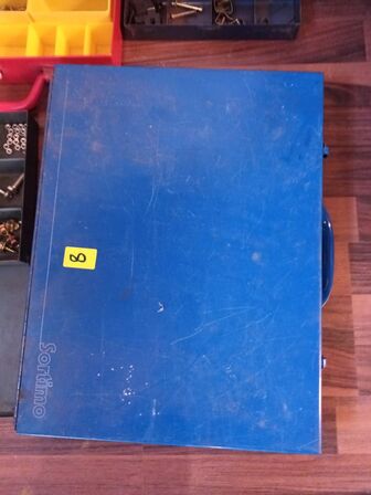 Sortimentskasser med bla. Bremsedele og clips til ældre biler, skruer og møtrikker