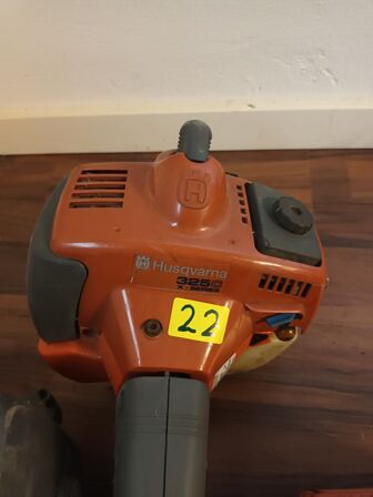 Buskrydder og 2 stk. trimmere HUSQVARNA