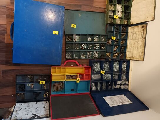 Sortimentskasser med bla. Bremsedele og clips til ældre biler, skruer og møtrikker