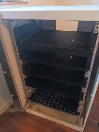 Rackskab med indbygget blæser og diverse hylder CUBIC