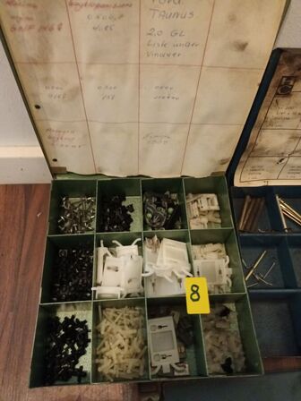 Sortimentskasser med bla. Bremsedele og clips til ældre biler, skruer og møtrikker