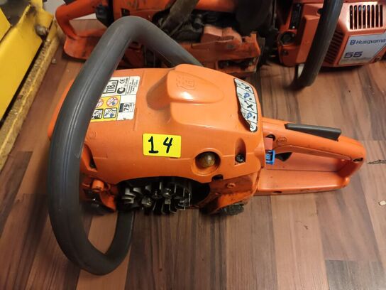 6 stk. kædesave HUSQVARNA, 1 stk. kapsav og 1 stk. løvblæser