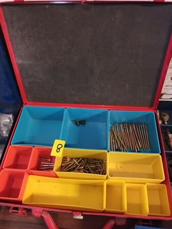 Sortimentskasser med bla. Bremsedele og clips til ældre biler, skruer og møtrikker