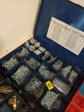 Sortimentskasser med bla. Bremsedele og clips til ældre biler, skruer og møtrikker