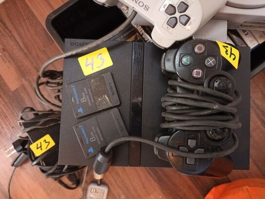 2 stk. Spilkonsoller 1 stk. PLAYSTATION og en ukendt, samt diverse spil.
