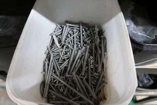 Tøm indhold på reolen