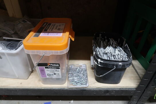 Tøm indhold på reolen