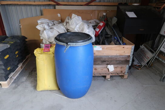 2 paller med indhold 