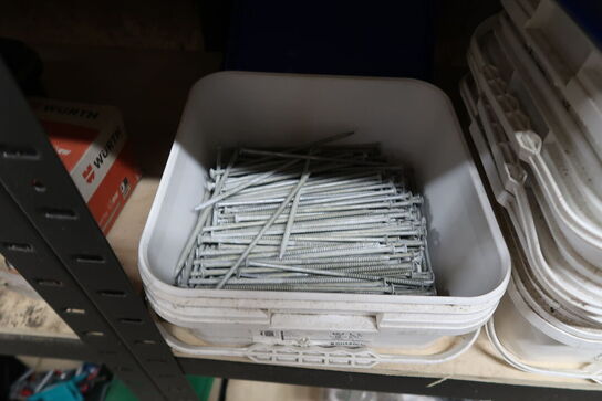 Tøm indhold på reolen