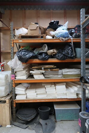 Tøm pallereol for indhold 