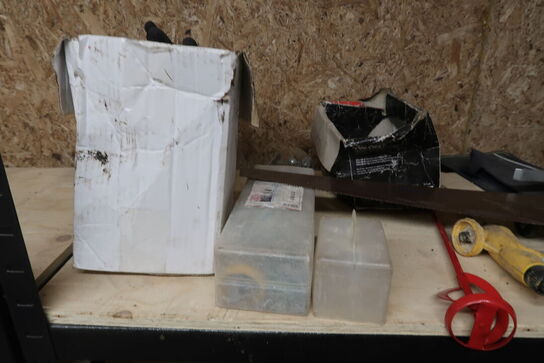 Tøm indhold på reolen