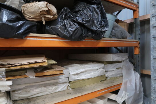 Tøm pallereol for indhold 