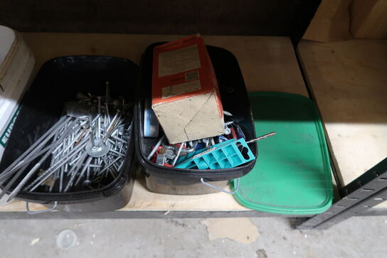 Tøm indhold på reolen