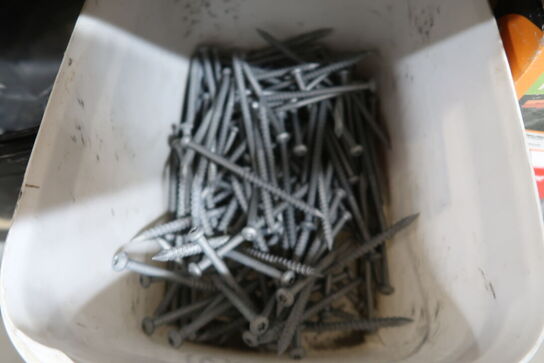 Tøm indhold på reolen