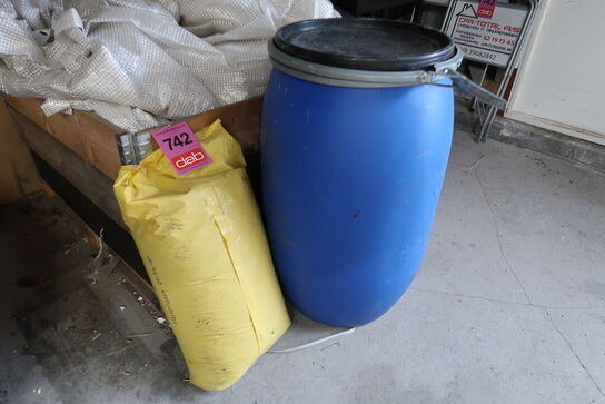 2 paller med indhold 