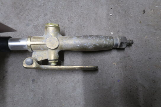 Trykluftssprøjte med beholder