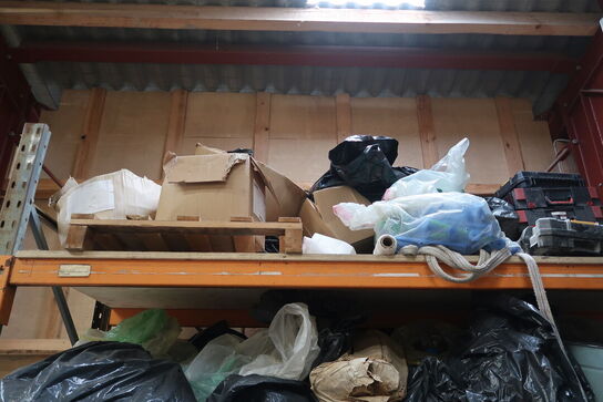 Tøm pallereol for indhold 