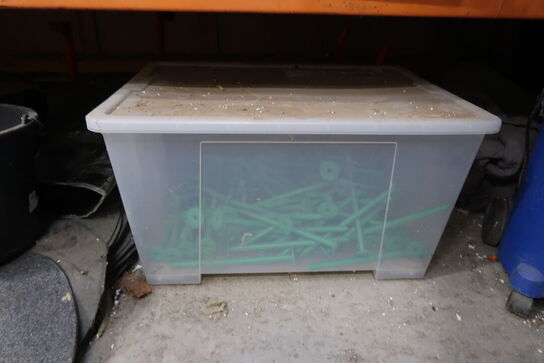 Tøm pallereol for indhold 