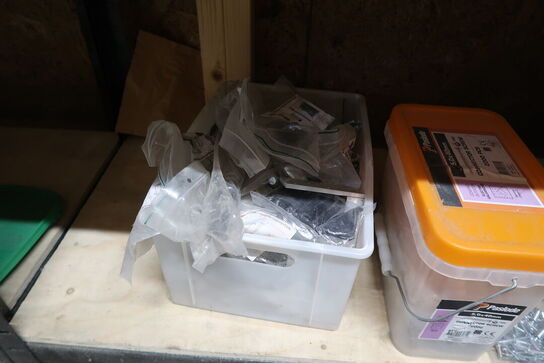 Tøm indhold på reolen