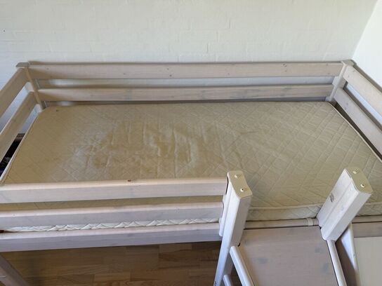 Børneseng med rutsjebane FLEXA