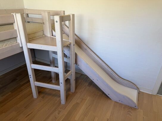 Børneseng med rutsjebane FLEXA