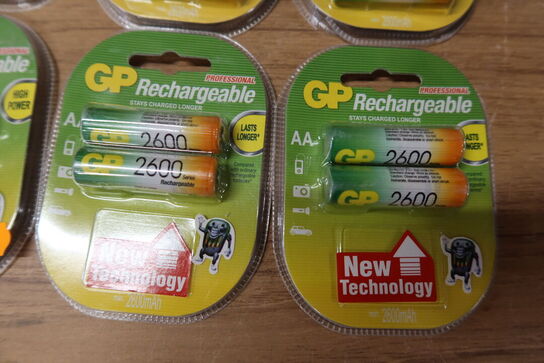 Div. Genopladelige batterier og 2 stk. stik omformere til EU