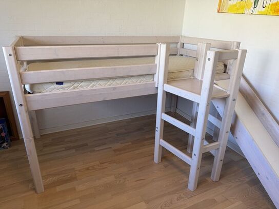 Børneseng med rutsjebane FLEXA