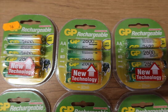 Div. Genopladelige batterier og 2 stk. stik omformere til EU