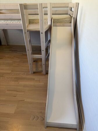 Børneseng med rutsjebane FLEXA