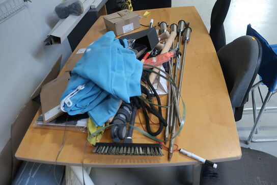 Div. kontorstole, skrivebord, reol, sækkevogn STANLEY m.m.