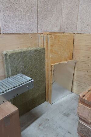 Div. paller, afspærringsstolper, pallebur m.m.