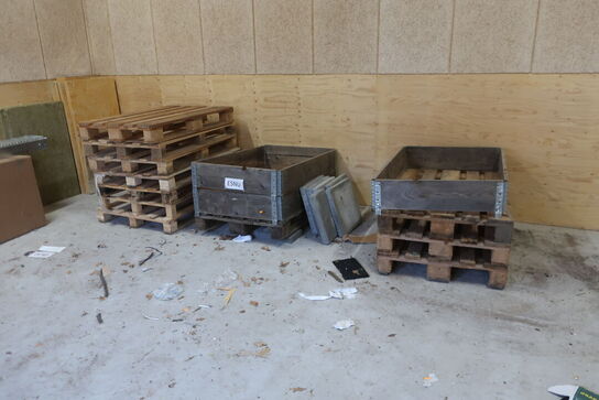 Div. paller, afspærringsstolper, pallebur m.m.