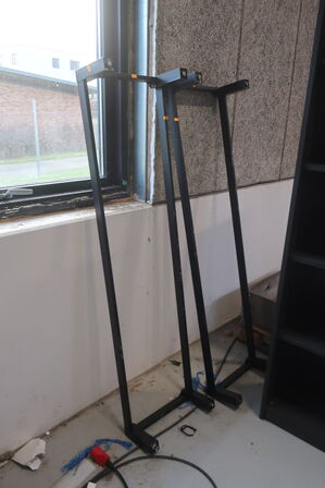 Div. kontorstole, skrivebord, reol, sækkevogn STANLEY m.m.