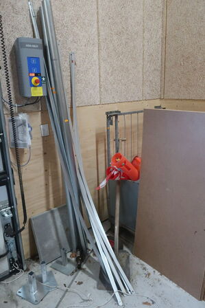 Div. paller, afspærringsstolper, pallebur m.m.