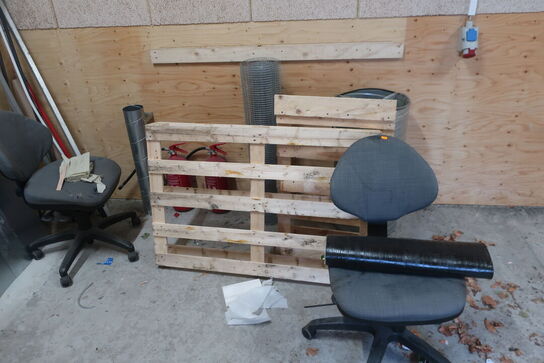 Div. paller, kontorstol, ildslukkere m.m.