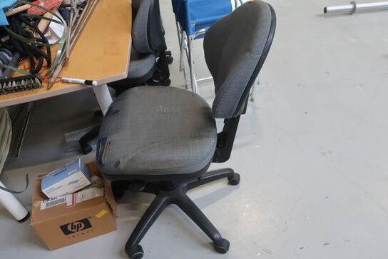 Div. kontorstole, skrivebord, reol, sækkevogn STANLEY m.m.