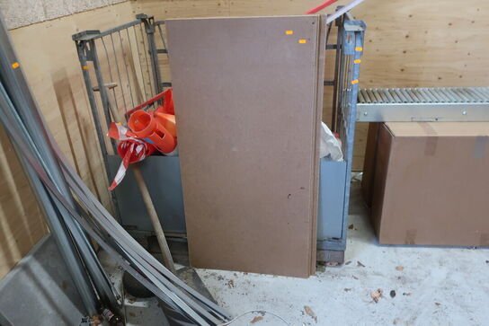 Div. paller, afspærringsstolper, pallebur m.m.