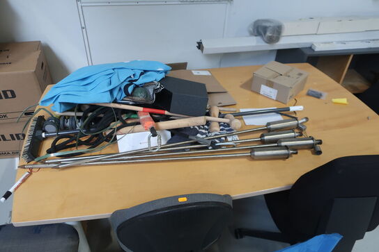 Div. kontorstole, skrivebord, reol, sækkevogn STANLEY m.m.