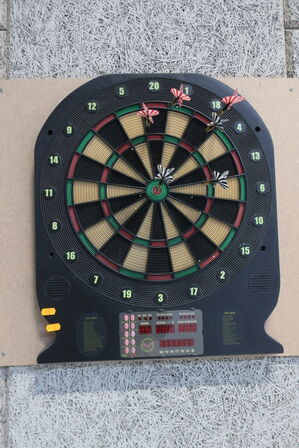Elektronisk dartskive med dartpile